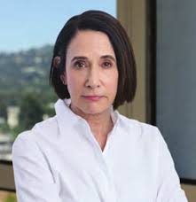 W O M E N O F I N F L U E N C E :