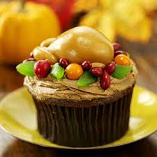 This little cutie—complete with a pilgrim hat made from marshmallows, cookies, and chocolate—is just what your thanksgiving dessert spread needs. 17 Thanksgiving Cupcakes Oh My Creative