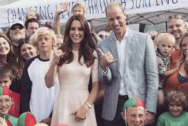 Aici poţi să mergi îmbrăcat în redingotă sau în blugi. Top 5 Documentare Fascinante Despre Familia Regala A Marii Britanii Andreea Raicu