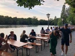 Alle infos rund um speisen und getränke, gäste und besonderheiten gibt es. Schone Lage Gutes Zunftiges Essen Picture Of Seehaus Im Englischen Garten Munich Tripadvisor