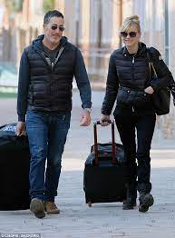 Anna, her son jack, bf michael barrett and his son hit up the redondo beach pier. Anna Faris Looks Smitten With Michael Barrett In Venice Daily Mail Online