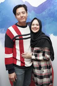 Penampilannya menggunakan hijab membuatnya semakin mempesona dan cantik. Roger Danuarta Dan Cut Meyriska Ditawari Sepaket Untuk Film Terbaru Kumparan Com