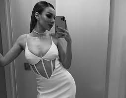 Last thursday#quientecantara es un peliculón muy(como el pantalón y los. Elite Star Ester Exposito Showcases Gorgeous Gq Awards Look In New Instagram Picture Video