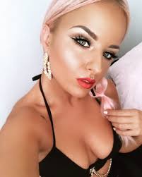 I see a look the other day and had to re-create it! Don't you love how  changing your makeup even slightly just makes you feel so different? Go  from feeling like a