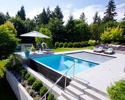 Pin Von Veronika Elsasser Auf Garten Landschaftsbau Fur Kleinen Hinterhof Pool Im Garten Moderne Pools