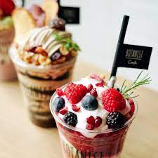 ในภาพอาจจะม อาหาร และสถานท ในร ม カフェフード ドリンクレシピ 食べ物のアイデア