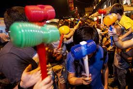 Festas de sao joao do porto, para quem gosta de se divertir. Nao Ha Um Unico Martelo A Vista Nas Ruas Do Porto Em Vesperas De S Joao Sao Joao Publico