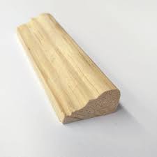 Moldura de pino mediana