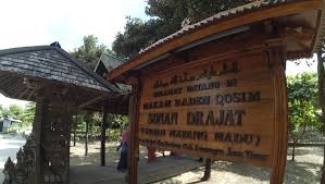 1 tim peneliti dan penyusun buku sunan drajat, sejarah sunan drajat; Ngademin Pikiran Yuk Ziarah Ke Sunan Drajat Kang Rudi
