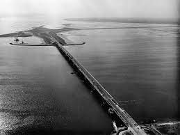 De klep van de haringvlietbrug en de technische installaties en systemen zijn toe aan vervanging. Haringvlietbrug Wegenwiki