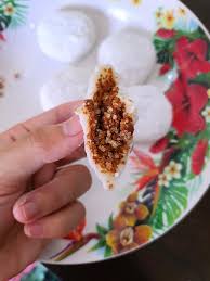 Adonan tersebut ternyata cukup lengket, jadi kami membentuk biskuit dengan tangan basah dan meletakkannya di atas loyang kue (alami, diminyaki atau disisipkan dengan kertas roti). Resepi Mochi China Lo Mai Chi