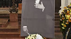 View all our high quality beautiful urns for cremated remains. Bernd Eichinger Bewegende Trauerfeier Gala De