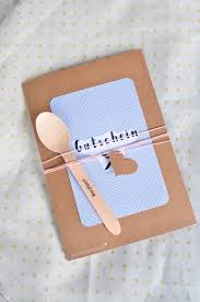 Gutschein Diy Wrapping Liebe Essen Papierprojekt Momentstempel Kleineweihnachtsgeschenkekollegen Gutschein Diy W In 2020 Diy Wrap Diy Gifts Last Minute Paper Projects