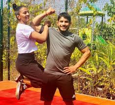 Wrestler babita phogat and her father mahavir phogat on monday joined the ruling bharatiya janata party (bjp) in the presence of union sports minister kiren rijiju here. à¤° à¤¸à¤²à¤° à¤— à¤¤ à¤« à¤— à¤Ÿ à¤• à¤˜à¤° à¤†à¤¯ à¤¨à¤¨ à¤¹ à¤® à¤¹à¤® à¤¨ à¤µ à¤¯à¤°à¤² à¤¹ à¤ˆ à¤« à¤Ÿ Geeta Phopgat Bless With Baby Boy Mobile