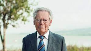 Hans küng je původem švýcarský teolog, autor mnoha knih, katolický kněz a průkopník mezináboženského dialogu. Professor Hans Kung Weicht In Seinen Schriften Von Der Vollstandigen Wahrheit Des Katholischen Glaubens Ab Darum Kann Er Weder Als Katholischer Theologe Gelten Noch Als Solcher Lehren Poschenker