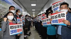 국민의힘 반대로 야당 없이 국회 문화체육관광위원회 소위원회 문턱을 넘은 '언론중재법' 개정안이 소위 통과 2주 만에 문체위 전체회의에서 다뤄. Yntukeoapxlclm