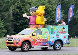 Les véhicules de la caravane publicitaire empruntent la même route que le peloton mais deux heures avant les coureurs. Caravane Publicitaire Tour De France 2019 Gimbellet Flickr