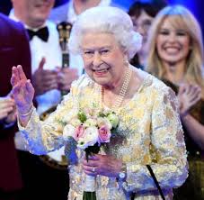 Geburtstag an diesem mittwoch auf schloss „in diesem jahr bleibt die queen auf schloss windsor während einer royalen trauerzeit nach dem tod. Queen Feiert 92 Geburtstag Mit Vielen Stars Welt