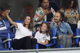 Bangalter lives with his wife, french actress élodie bouchez. Photos Daft Punk Thomas Bangalter Fait Tomber Le Casque Pour Les Bleus