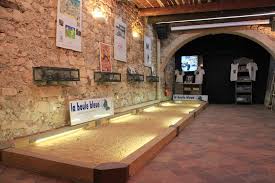 Visitez Les 13 Lieux Les Plus Insolites Et Secrets De Marseille Made In Marseille Terrain Petanque Marseille Terrain Boule Petanque
