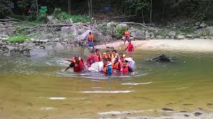 Air terjun putuk truno prigen menawarkan pesona keindahan air terjun setinggi 45 meter, lokasinya dekat dengan pusat kota serta tiket masuk yang cukup murah. Bernama On Twitter Seorang Mekanik 30 Mati Lemas Ketika Mandi Bersama Rakan Di Air Terjun Chamang Bentong Petang Tadi Bomba