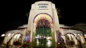 Take an evening tour around the universal orlando resort as we take an evening tour to check out the christmas and holiday decorations at both universal. Universal Studios Hollywood Christmas In The Wizarding World Of Harry Potter Castle Snow Show Youtube