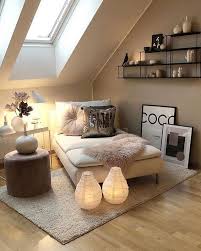 Un Altra Idea Per L Arredamento Della Mansarda Trasformare Lo Spazio In Un Ambiente Di Relax Con Un Comodo Div Inspire Me Home Decor Home Decor House Interior