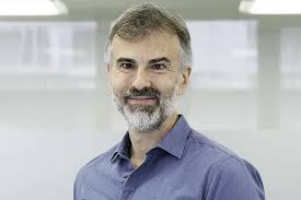 El empresario que trajo la filosofía del altruismo eficaz a España: "La  gente dona su dinero de forma emocional, con el corazón, y eso es un error" 