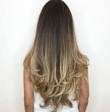 Langes Dunkles Haar Mit Blonder Balayage Haarschnitt Lange Haare Lange Haare Langhaarfrisuren