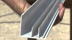 Cette plaque peut être utilisée pour protéger des biens de valeur par exemple. Mise En Oeuvre D Une Toiture Polycarbonate Makrolon Thyssenkrupp Cadillac Plastic Youtube