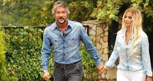 Geleceğin yıldızı olarak gösterilen dilhan şeşen, zeytinli rock festivali kapsamında sahne alarak kariyerinin henüz başında tarihe not düşmüş oldu. Metin Yuncu Den Bosanan Songul Karli Esi Tarafindan 20 Milyon Tl Dolandirildigini Ve Dovuldugunu Anlatti Haberler Magazin