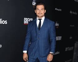 In an interview with variety, the showrunner krista vernoff shared that giacomo gianniotti, portraying dr andrew deluca was happy and relieved with his character's death scene. Grey S Anatomy Actor Giacomo Gianniotti Marries In Italy See The First Wedding Photo