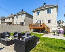 L Amenagement Exterieur De Cette Propriete Est Complet Il Ne Vous Reste Plus Qu A Profiter Des Beaux Jours Tous Les Renseignem In 2020 Patio Home Decor Outdoor Decor