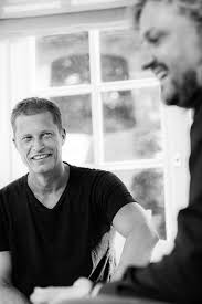 While travelling abroad, a guy falls for a romanian beauty whose unreachable heart has its origins in her violent, charismatic ex. Til Schweiger Uwe Aufderheide Fotografie