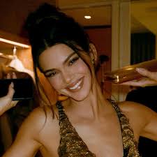 Kendall Jenner's retro hair scarf is a must try this summer