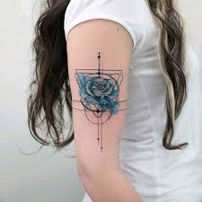 Kadin Ust Kol Mavi Gul Dovmesi Woman Upper Arm Blue Rose Tattoo Mavi Gul Dovmeler Dovmeli Kadin Dovme Tasarimlari