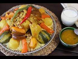 Le couscous est marocain ou algerien. Le Couscous Est Un Plat Berbere Nait Au Maghreb On Le Trouve Au Maroc En Algerie Et En Tu Couscous Recette Traditionnelle Legumes Couscous Cuisine Marocaine