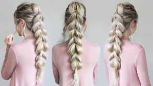 Eine frisur für lange haare hat es uns besonders angetan langhaarfrisuren sind toll, können aber auch ganz schnell öde wirken, wenn man einfach nichts. Frisuren Selber Machen Rosa Bluse Lange Platinblonde Haare Grosser Lockerer Zopf Zopffrisu Geflochtene Frisuren Oktoberfest Frisur Lange Haare Frisuren Zopf