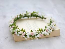 Ein Romantischer Blumenkranz Mit Wundrschonen Bluten Und Blattern Dieser Kra Blattern Blumenkranz Blumenkranz Haare Braut Blumen