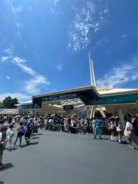 最後のスペース・マウンテンに乗るためにディズニーランドへ行き、イッツ・ア・スモール・ワールドに感動した。 - SUPERBAD-ASS