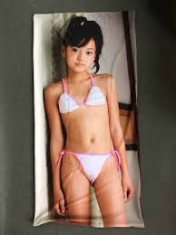 The 42 pics gallery contains her gym uniform outfit and shows that she is a goog athlete, up high feet, rope skipping and have good balance. æ²³è¥¿èŽ‰å­