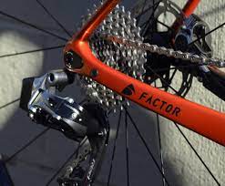 Large choix de dérailleurs pour vélo de route au meilleur prix de toutes marques shimano, campagnolo, sram, microshift,.et de toutes gammes dura le dérailleur d'un vélo de route est un actionneur qui place la chaine sur le rapport de réduction choisi par le cycliste au moyen d'une manette. Le Derailleur Electrique La Revolution