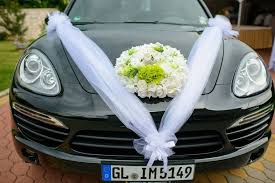 Car Decoration For A Wedding The Black Car And A Green And White Decoration Cute Wedding Car Decor