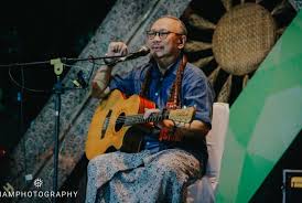 Lirik dari banyak lagu ebiet g ade selalu relevan dengan situasi zaman dan dinamika sosial. Lelaki Ilham Dari Surga Isra Miraj Dalam Lagu Ebiet G Ade Republika Online