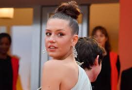 Grâce à linkedin, le plus grand réseau professionnel mondial, les professionnels comme jacques nell peuvent découvrir des candidats recommandés, des experts du secteur et des partenaires commerciaux. En Images Les Actrices Virginie Efira Et Adele Exarchopoulos Montent Les Marches Pour Sibyl De Justine Triet