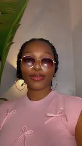 Vivian Castle (@viviancastle)