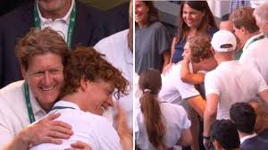 Sinner vince Wimbledon: la corsa tra il pubblico, poi l’abbraccio coi famigliari e Laila