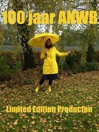 Denk bij een goede regenjas met een coating aan prijzen vanaf 75 euro. 26 Ideeen Over Gele Regenjas Gele Regenjas Regenjas Geel