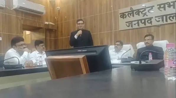 IAS अधिकारी रिंकू सिंह राही फिर विवादों में, स्वतंत्रता संग्राम के नायक शहीद  भगत सिंह को बताया बेवकूफ लड़का #RinkuSinghRahi  https://www.jagran.com/uttar-pradesh ...