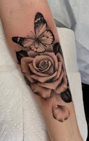 Wzory Tatuazy Wilk Wzory Tatuazy Rose And Butterfly Tattoo Rose Tattoos For Women Butterfly Tattoo